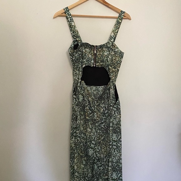 Guess wide leg jumpsuit with open back, size S. - Picture 2 of 7